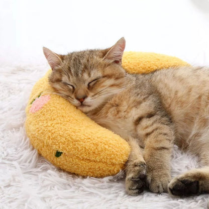 coussin en forme de lune avec un chat qui dort dessus