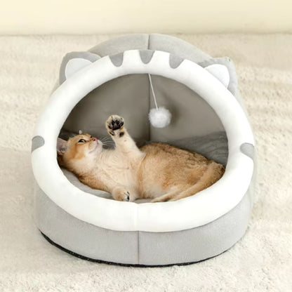 chat qui joue dans le coussin en forme de loup gris