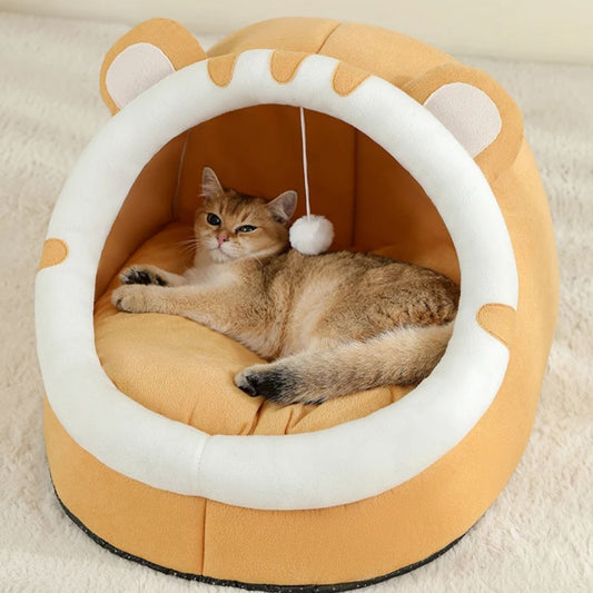 chat se reposant dans un coussin chat en forme de tigre orange