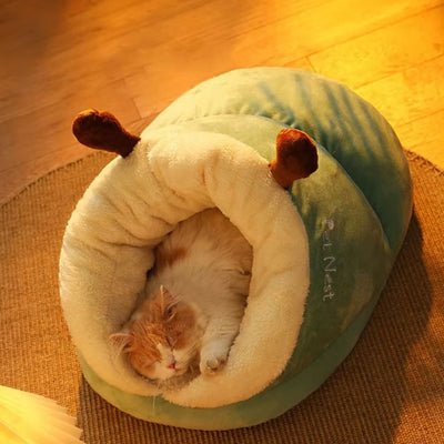 coussin chat dormant dans le coussin roux et blanc se reposant