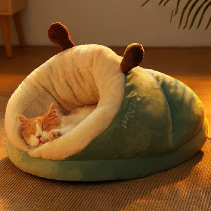 chat dormant dans le coussin vert