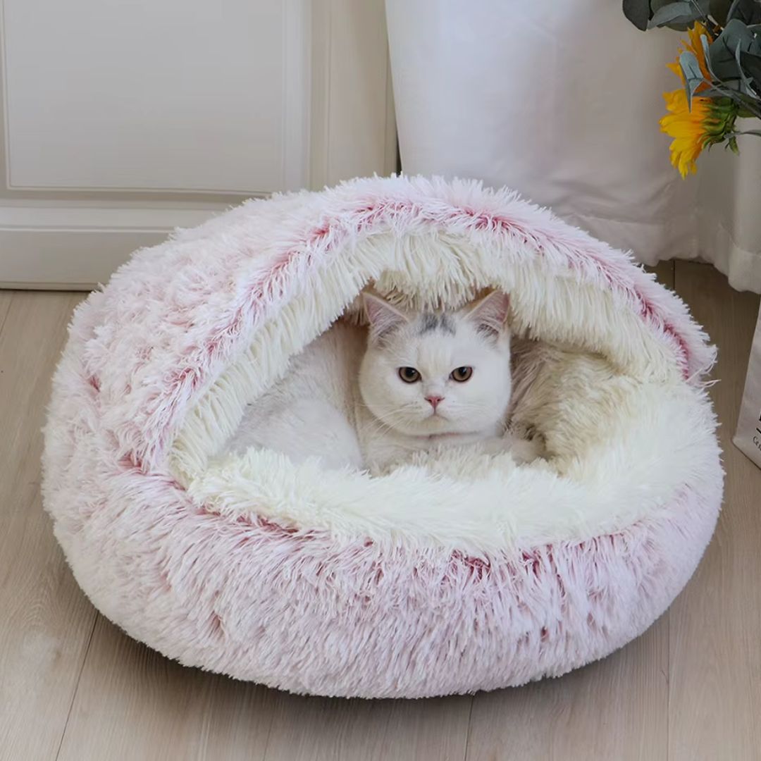coussin pour chat rose douillet avec un chat qui se repose dedans