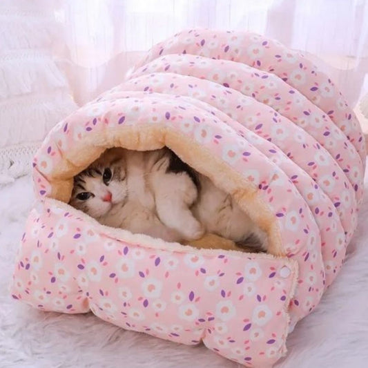 lit pour chat qui est un sac de couchage rose de qualité avec un chat allongé dedans