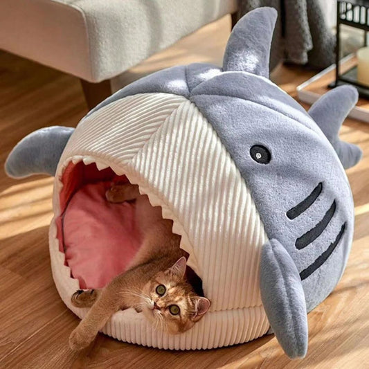 panier chat en forme de requin bleu avec un chat qui se repose