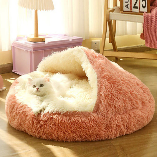 panier chat doux de couleur rose moelleux et confortable avec un chat blanc qui se repose dedans
